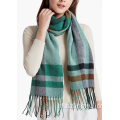 गर्म ताजा सर्दियों के हल्के हरे रंग की प्लेड टैसेल स्कार्फ